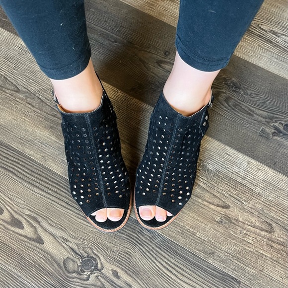 Chinese Laundry Cutout Heeled Sandals - Picture 3 of 4